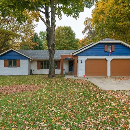 Plum Creek - Large Home With 2 Kitchens Close To Pier Cove!